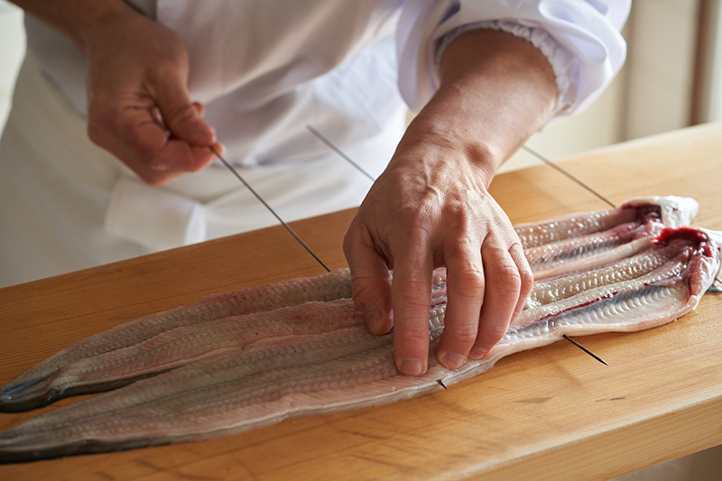 鰻に焼き方から提供までの全てを誰でも出来るマニュアル化